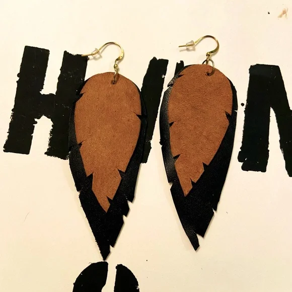 Leather feather earrings - Picture 1 of 2